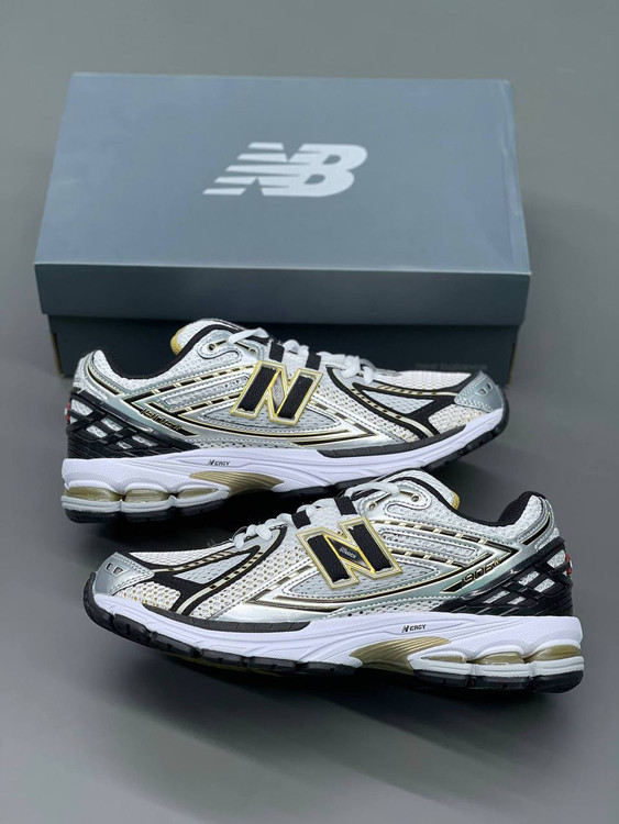 کتونی نیوبالانس 1906R رنگ سفید نقره ای طلایی