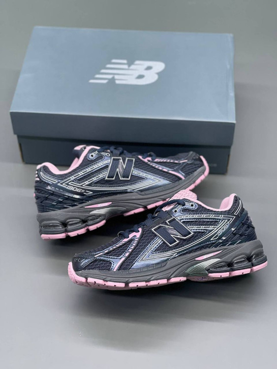 کتونی نیوبالانس 1906R رنگ سورمه ای صورتی