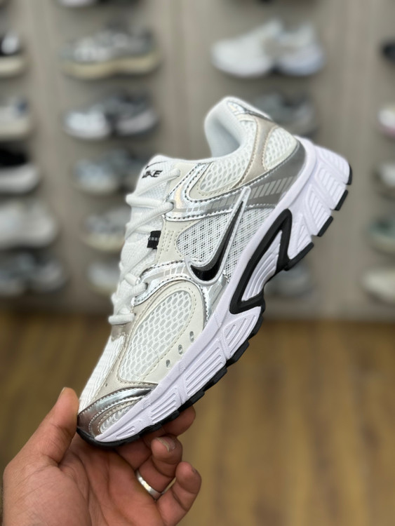 کتونی Nike V5K Run رنگ سفید مشکی